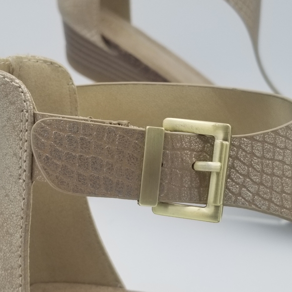 NWOT Kenneth Cole Reaction Great Gal T-Strap Wedge Sandals, Soft Gold, Size 8.5 - Picture 3 of 16